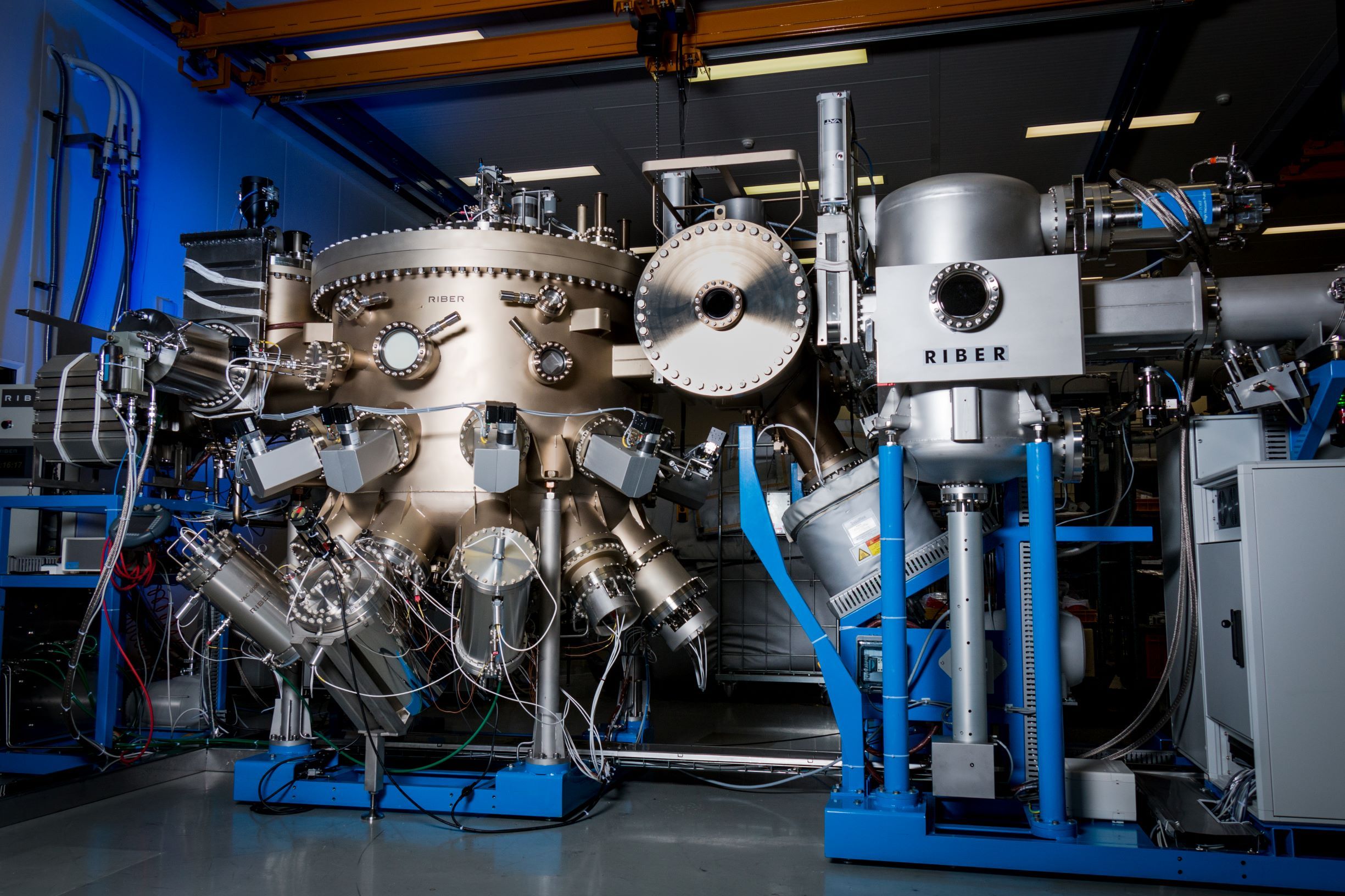 Une machine d'épitaxie par jets moléculaires Riber MBE 6000 en salle blanche